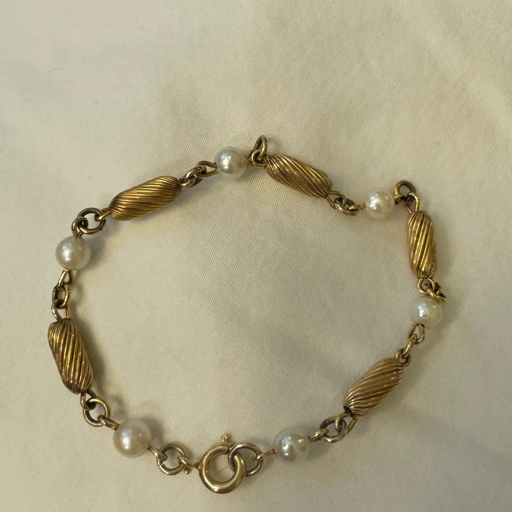 Gold and pearl bracelet